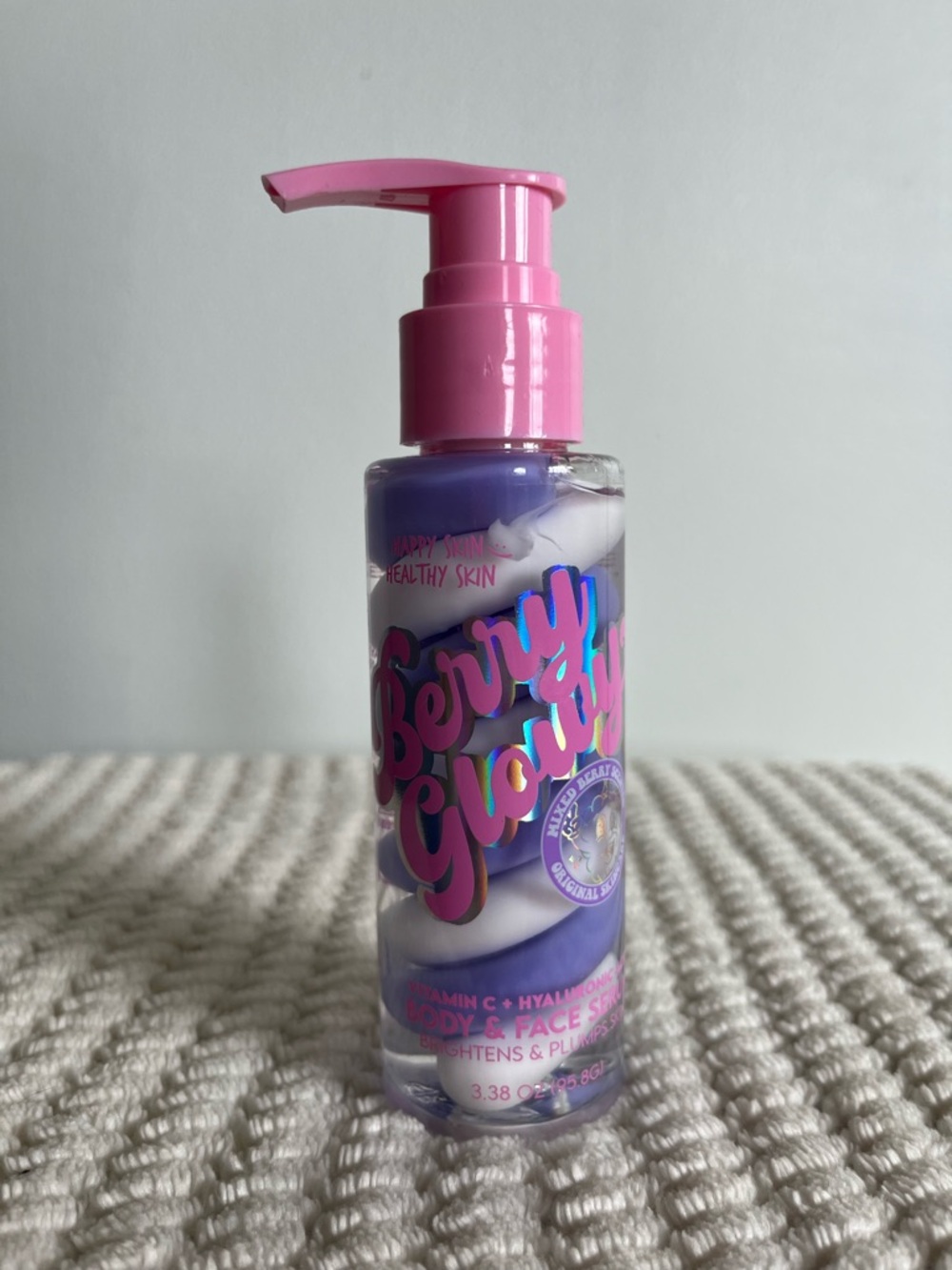 Glowing face serum with vitamin C and hyaluronic acid